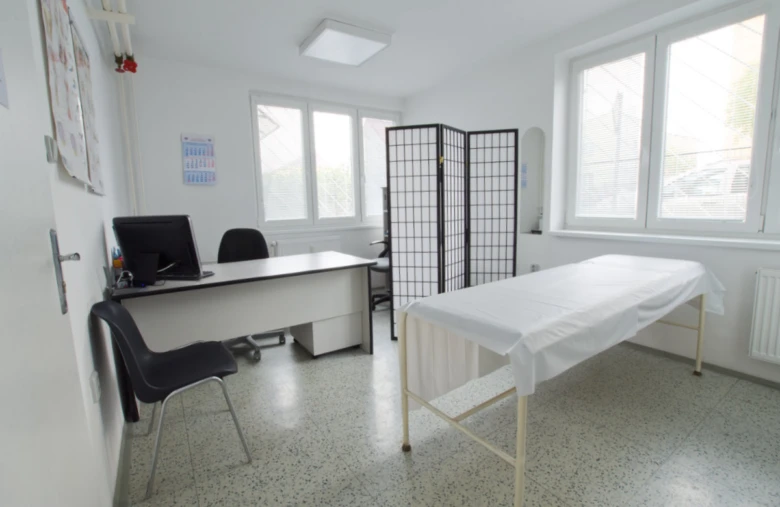 Ortopedická ordinace s lůžkem a pracovištěm pro vyšetření pacienta.