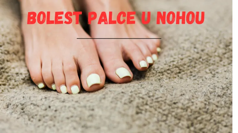 Ženy s malovanými nehty na nohou ležícími na koberci.