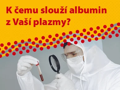 Vědec zkoumá vzorek krve z plazmy pomocí lupy.