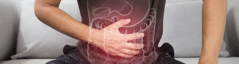 Osoba drží břicho s přehledem střev pro častou stolici.