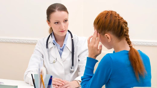 Žena doktor s pacientkou v ordinaci při konzultaci.