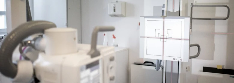Magnetická rezonance v nemocničním prostředí s obrazovkou