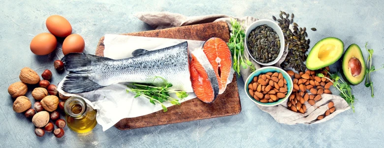 Losos s ořechy, vejci a olivovým olejem pro omega-3 mastné kyseliny.