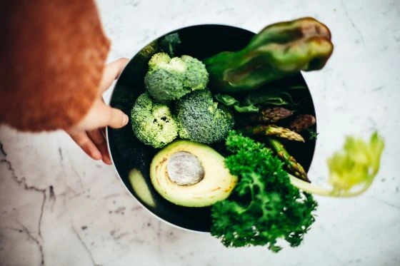Čerstvá zelenina v misce pro zdravou stravu při vysokém cholesterolu