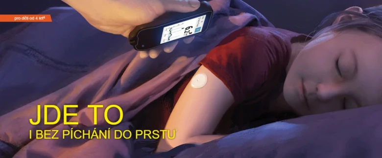 Měření cukru v krvi bez bolesti pomocí glukometru na dítě.