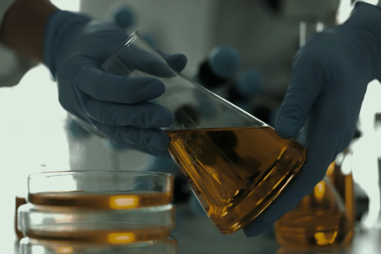 Vědecký experiment s tekutinou v laboratoři, chemické zkoumání.