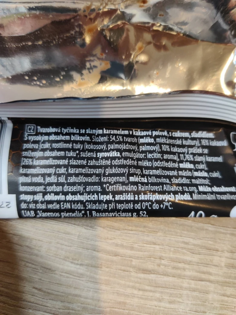 Fotografie složení bílkovinné tyčinky s českým popisem ingrediencí.