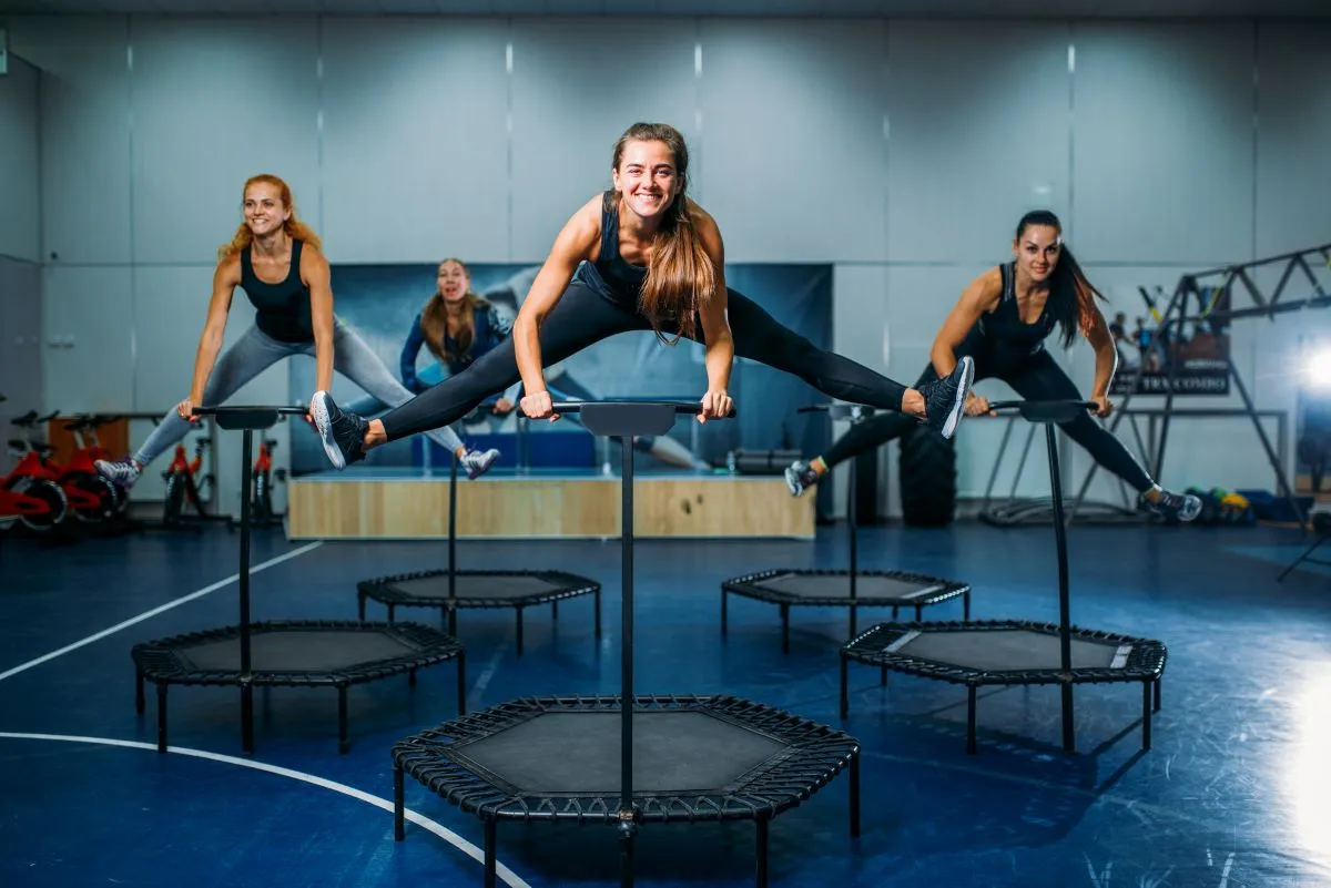 Ženy cvičí na trampolínách pro tvarování stehen.