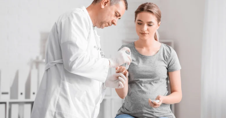 Lékař pomáhá pacientce měřit hladinu cukru v krvi glukometrem.