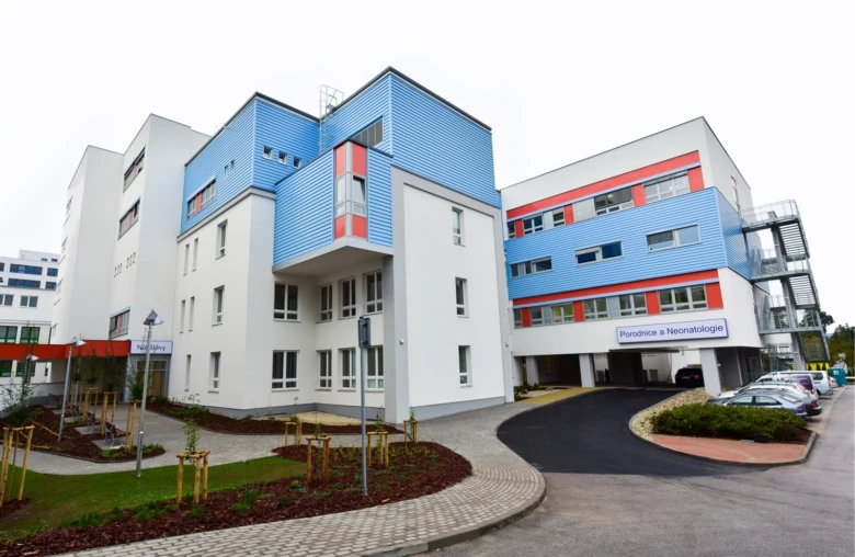 Moderní nemocniční budova v Českých Budějovicích s parkovištěm.