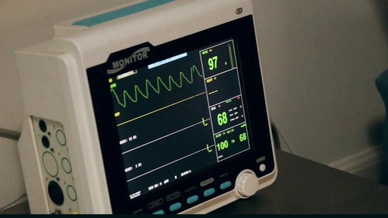 Medicínský monitor ukazující tlak a tepovou frekvenci.