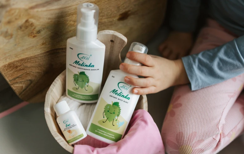 Dětské hygienické produkty v dřevěném košíku pro péči o smegmu.