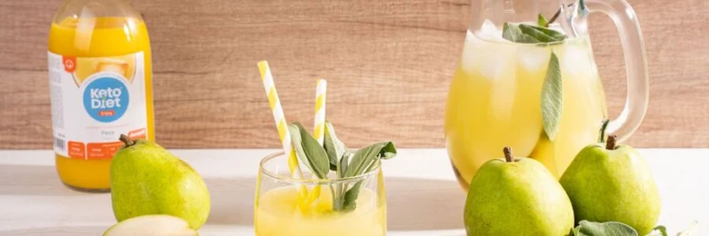 Žlutý nápoj Keto Diet s hruškami a šalvějí na dřevěném povrchu.