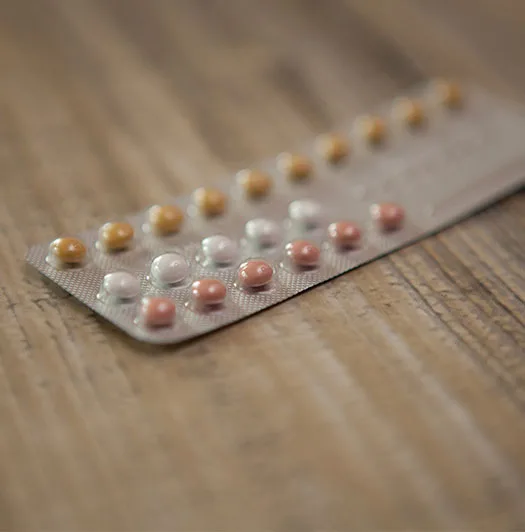 Blister sáček perorální antikoncepce různých barevných tablet.