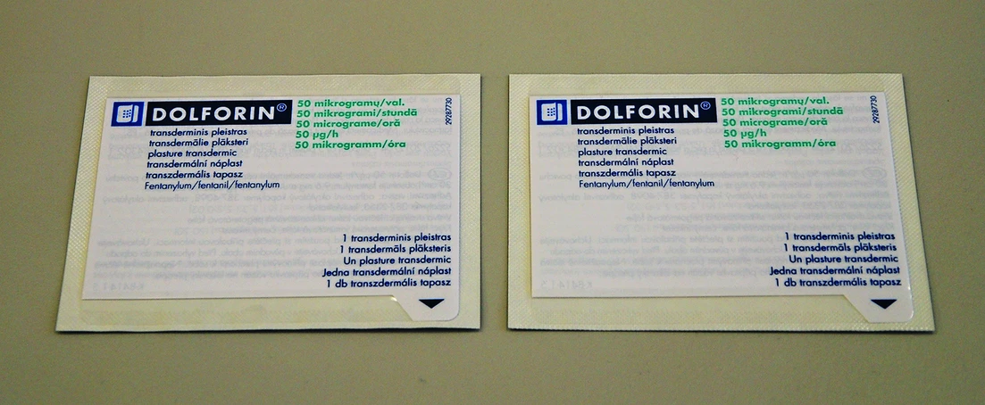 Dva balíčky léku s fentanylem pro transdermální aplikaci.