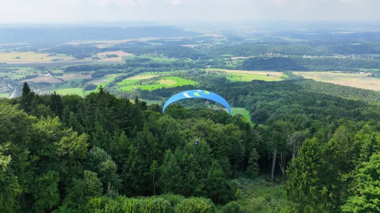Paragliding nad lesy jako překonání strachu z výšek.