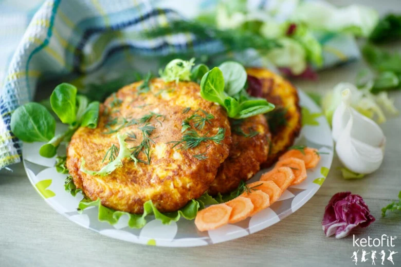 Zlaté veggie fritty s bylinkami na talíři pro ketovou dietu.