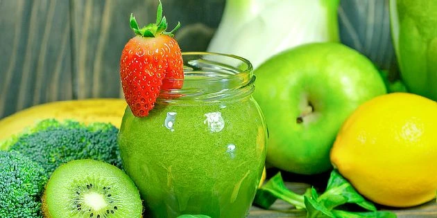 Zelený smoothie s ovocem a zeleninou na dřevěném povrchu