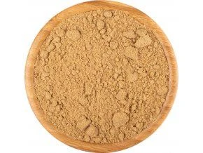 Maltitol v dřevěné misce jako příklad sladidla.