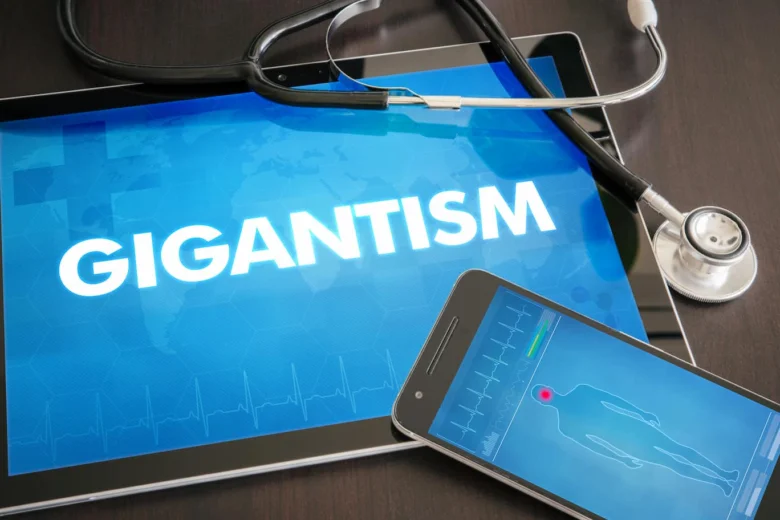 Tablet s nápisem Gigantismus vedle poslechového hlavičky.