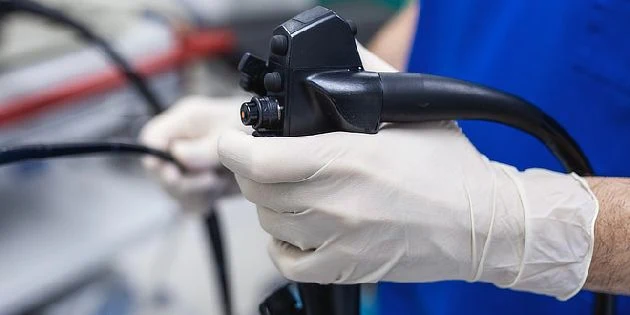 Endoskop v rukách lékaře pro vyšetření střev