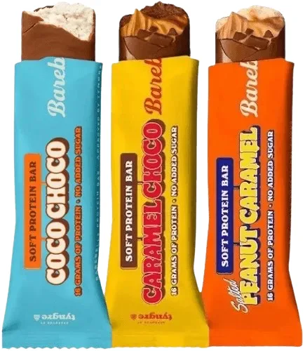 Tři proteiny tyčinky v barevných obalech s chutí čokoláda a karamel.