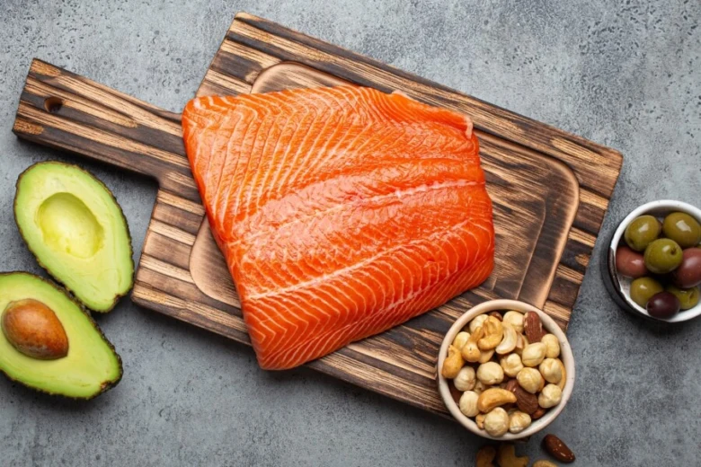 Surový losos s avokádem ořechy a olivami bohatý na Omega-3