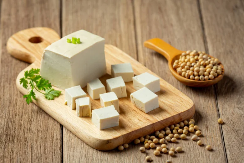 Tofu nakrájený na kostky s fazolemi sójovými