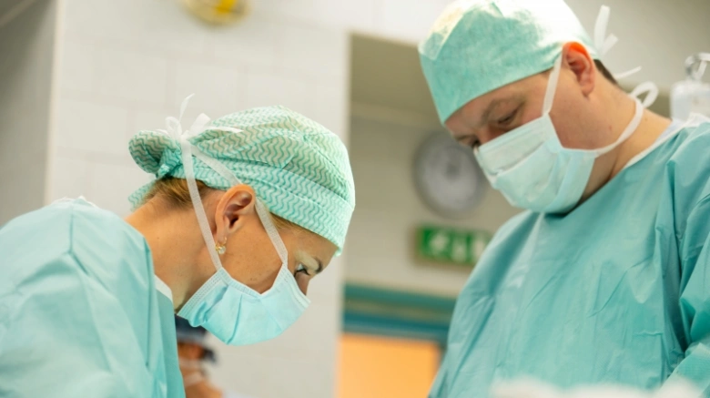 Dva lékaři v operační místnosti během chirurgického zákroku.