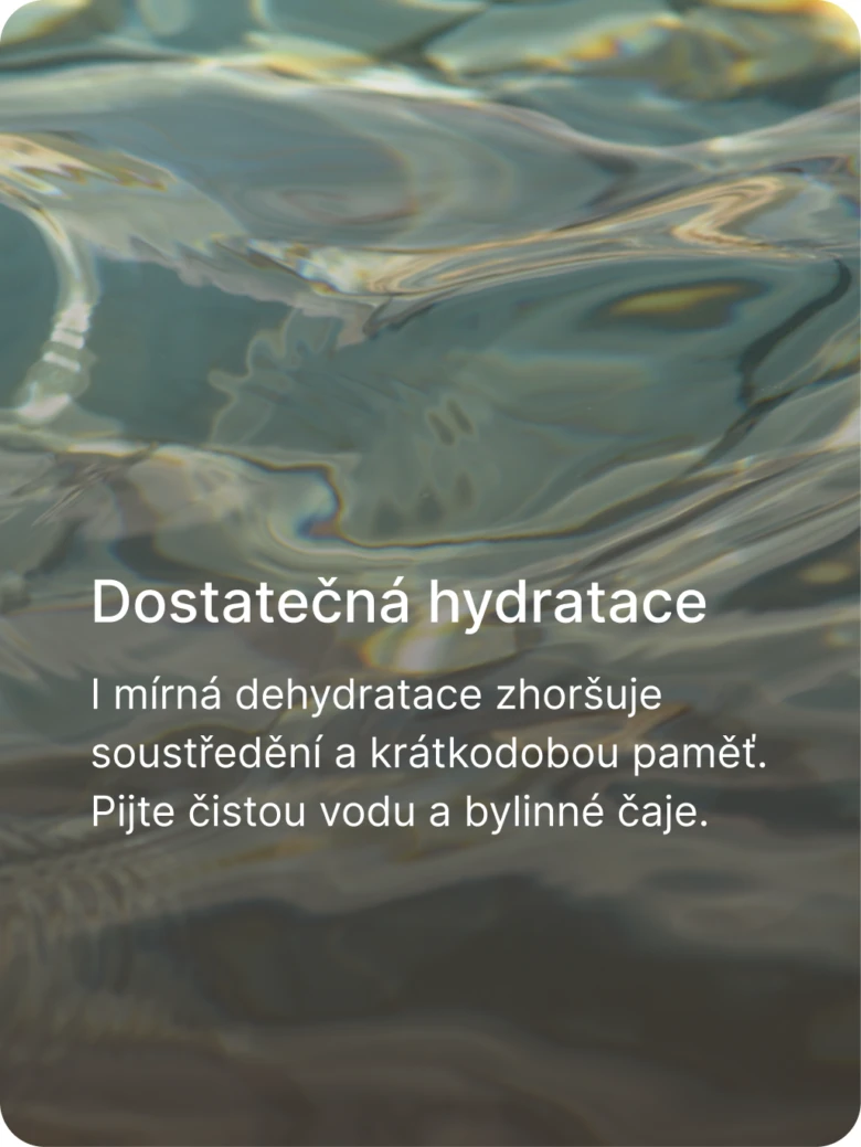 Vlnící se hladina vody s českým textem o hydrataci a kognitivních funkcích.
