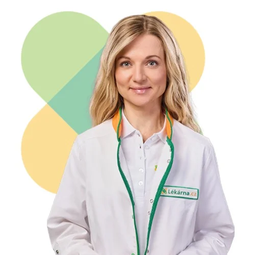 Smějící se farmaceutka v bílé plášti s logem lékárny.